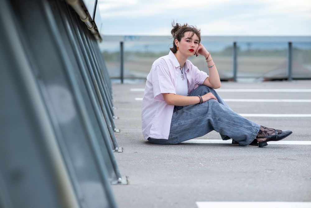 Détail d’une pose élégante sur fond industriel lors d’un shooting photo solo