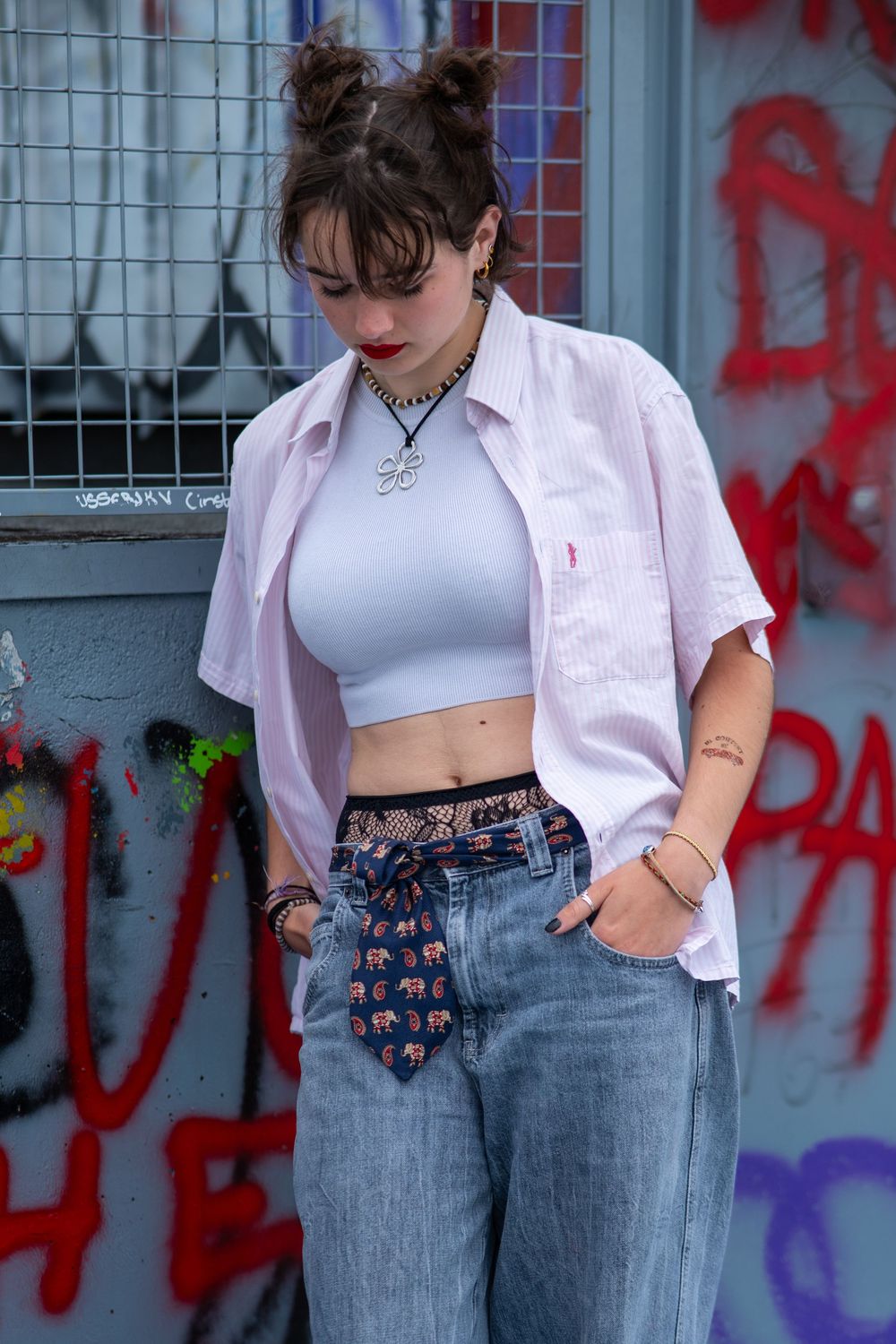 Photographe à Strasbourg – shooting portrait en ville sous un ciel couvert