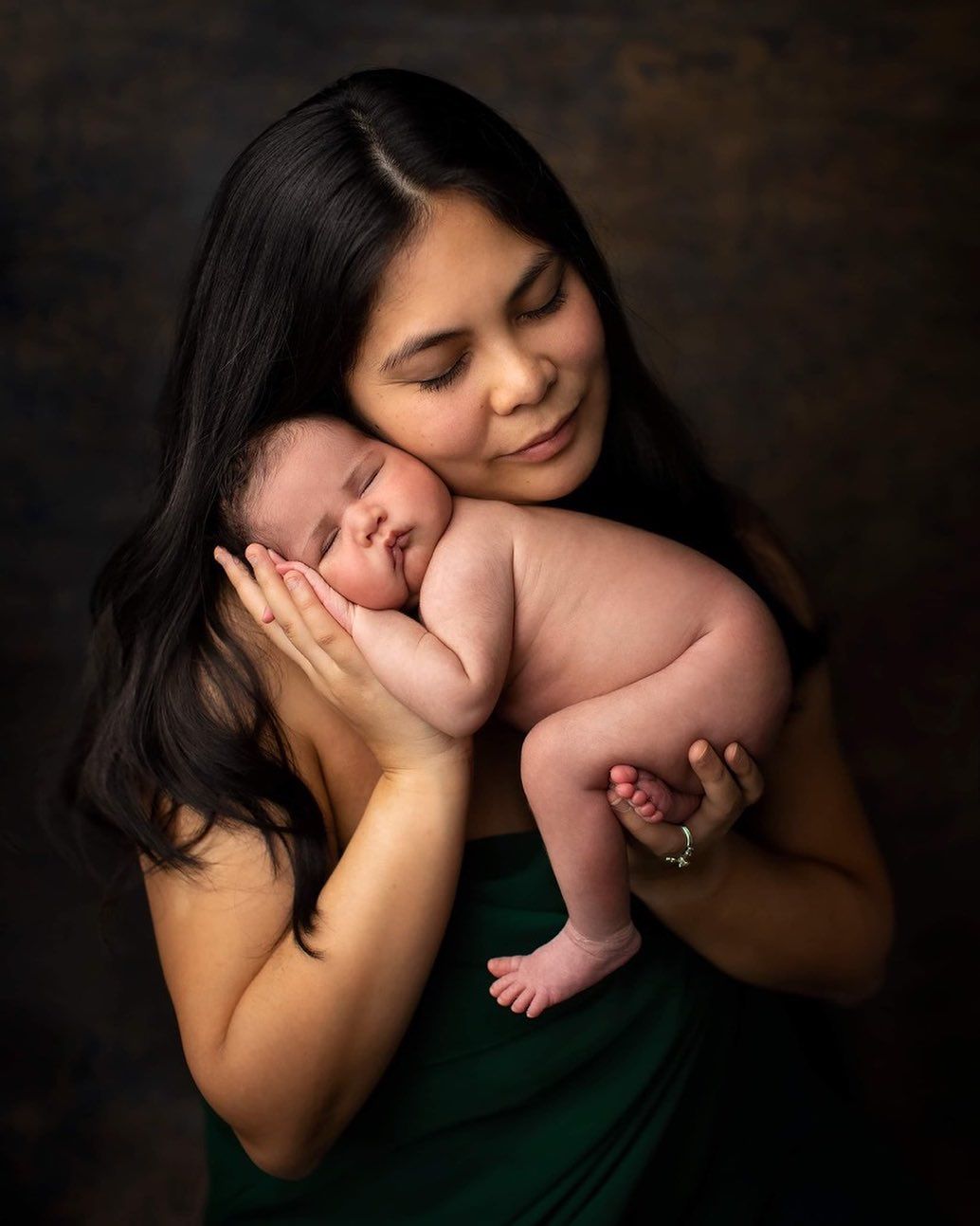 newborn and mother pose and snuggle. Baby pose with mom. Elizabeth Lang Photography Surrey