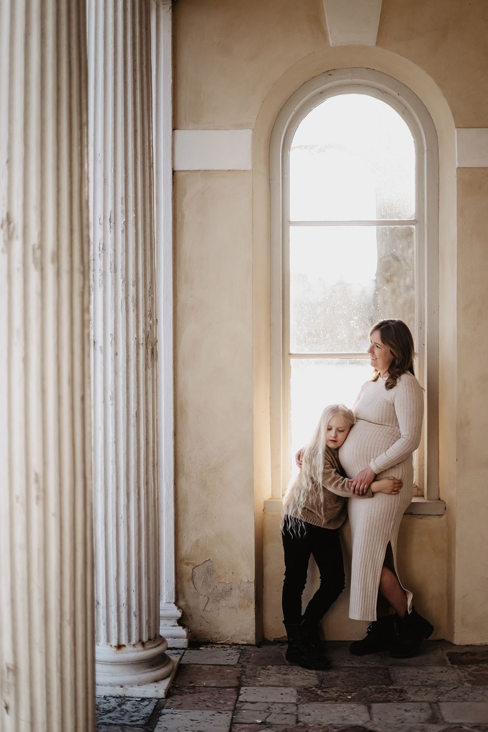 Fotografering av gravid med sin dotter i Lusthuset Lugnet i Finspång, porträtt av Lets Bloom Media i Östergötland