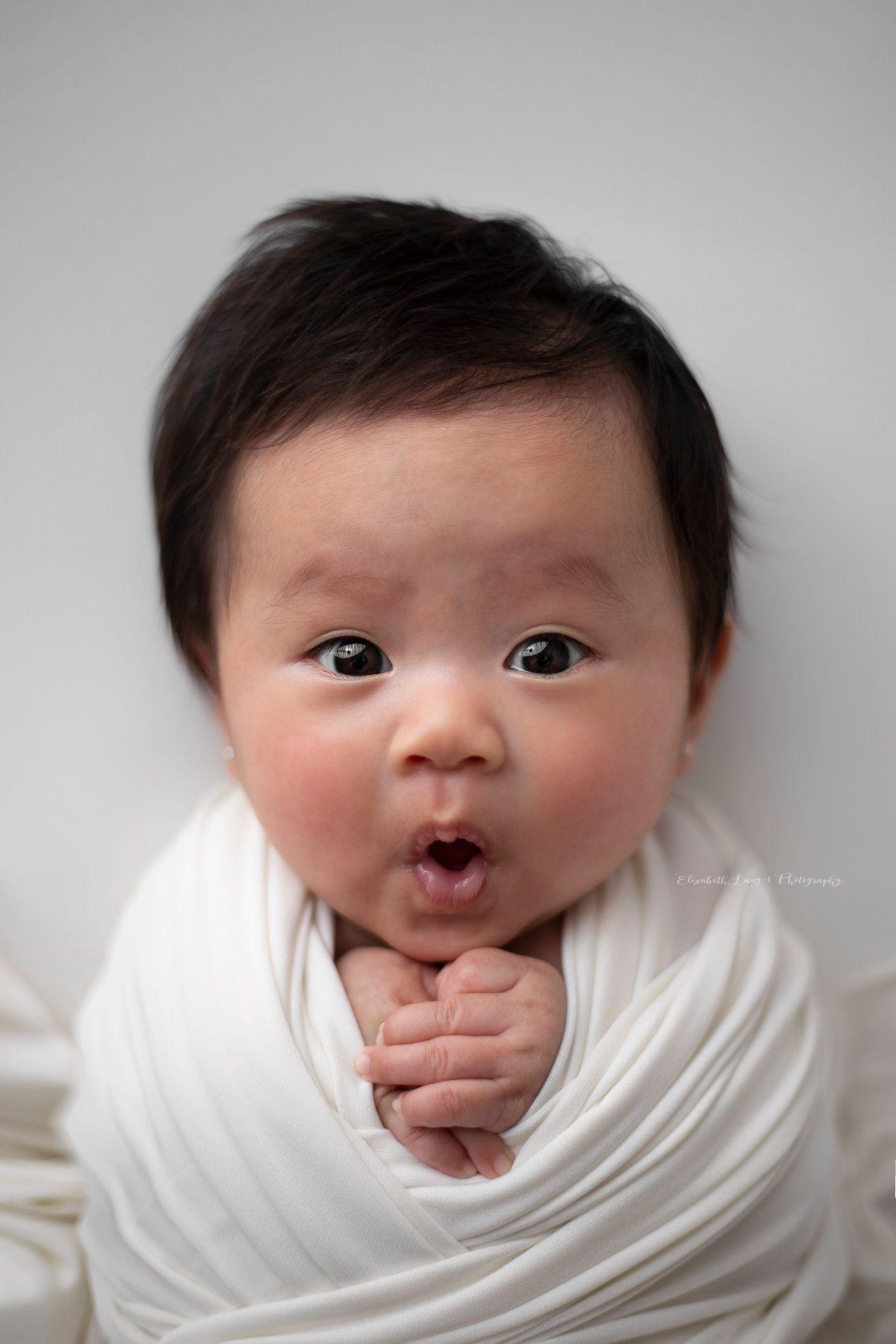 awake beanbag pose mini newborn sessions Surrey studio photography Elizabeth Lang Photography. Short baby photo shoot with minimal stress.