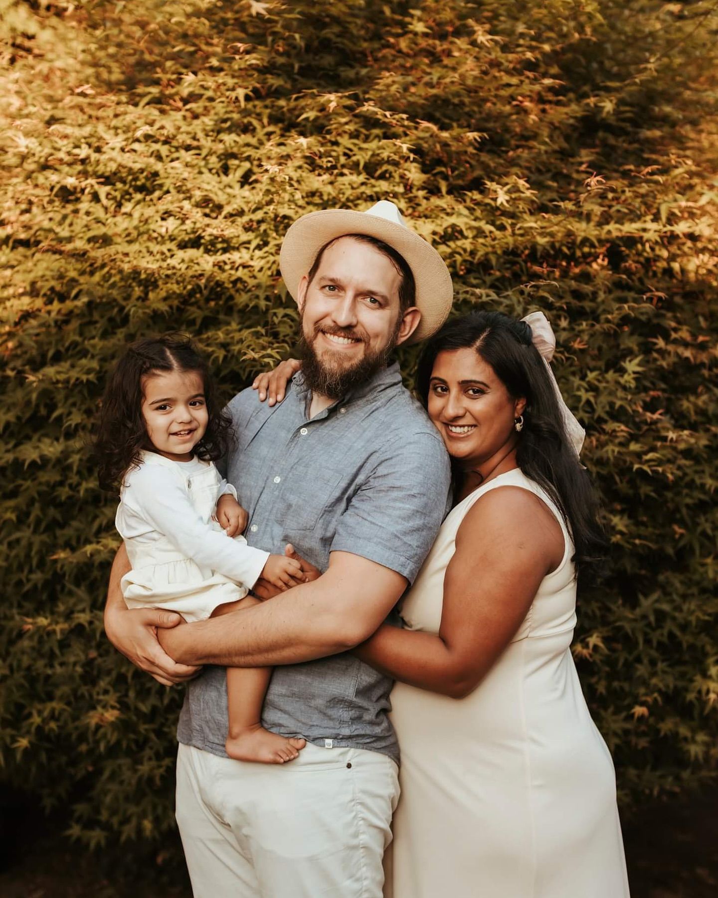 outdoor family photography, mom dad and their daughter. Elizabeth Lang Photography Surrey.