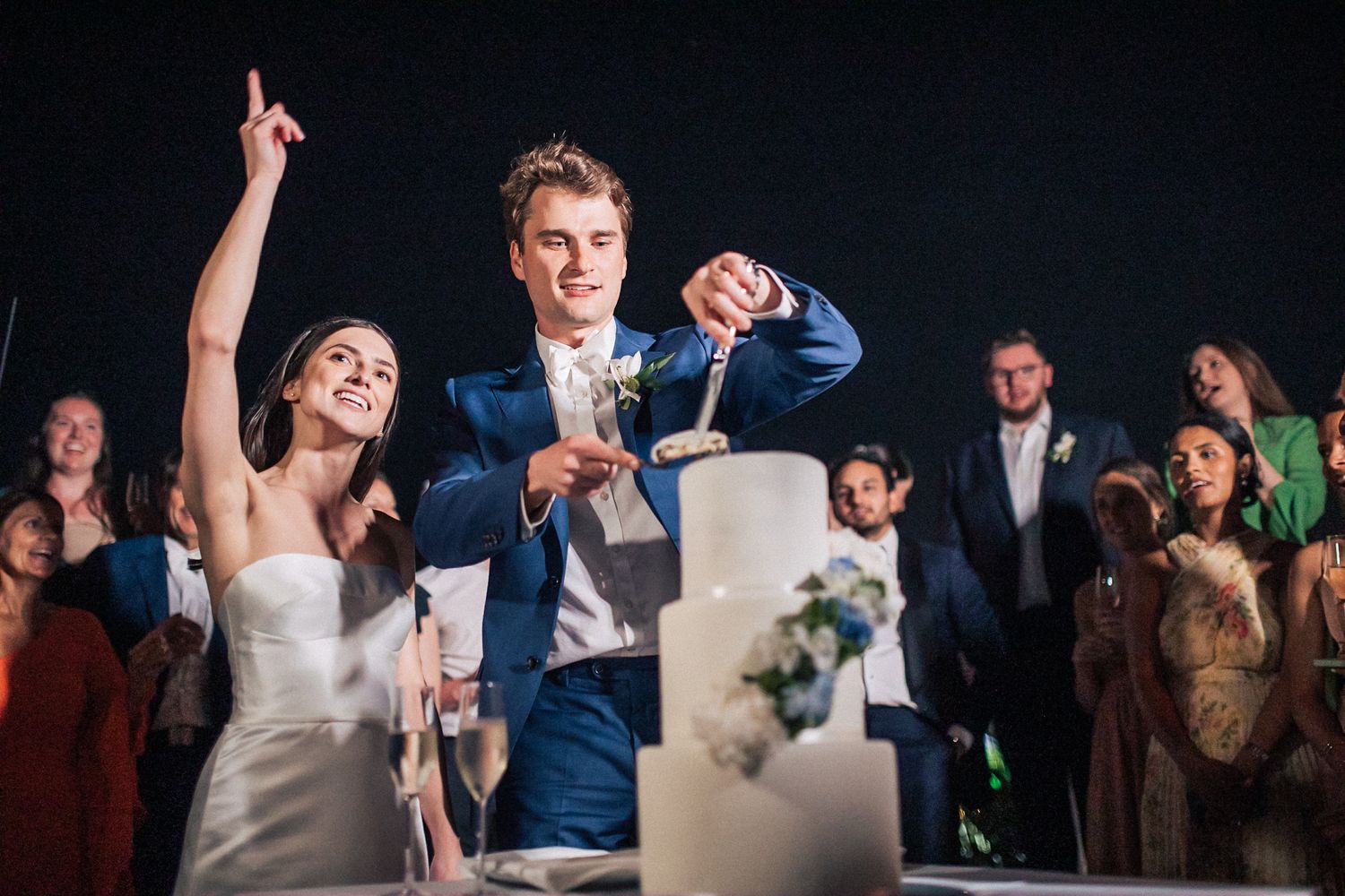 Romantic French destination wedding in Portugal — captured with cinematic flair at Forte da Cruz. By Regina Wedding Photographer Lisbon