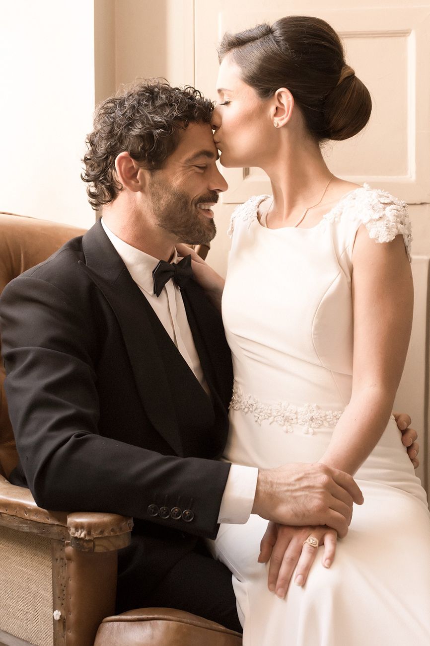 Photographe mariage Toulouse – moment tendre et intime entre les mariés en intérieur, lumière douce et élégance naturelle