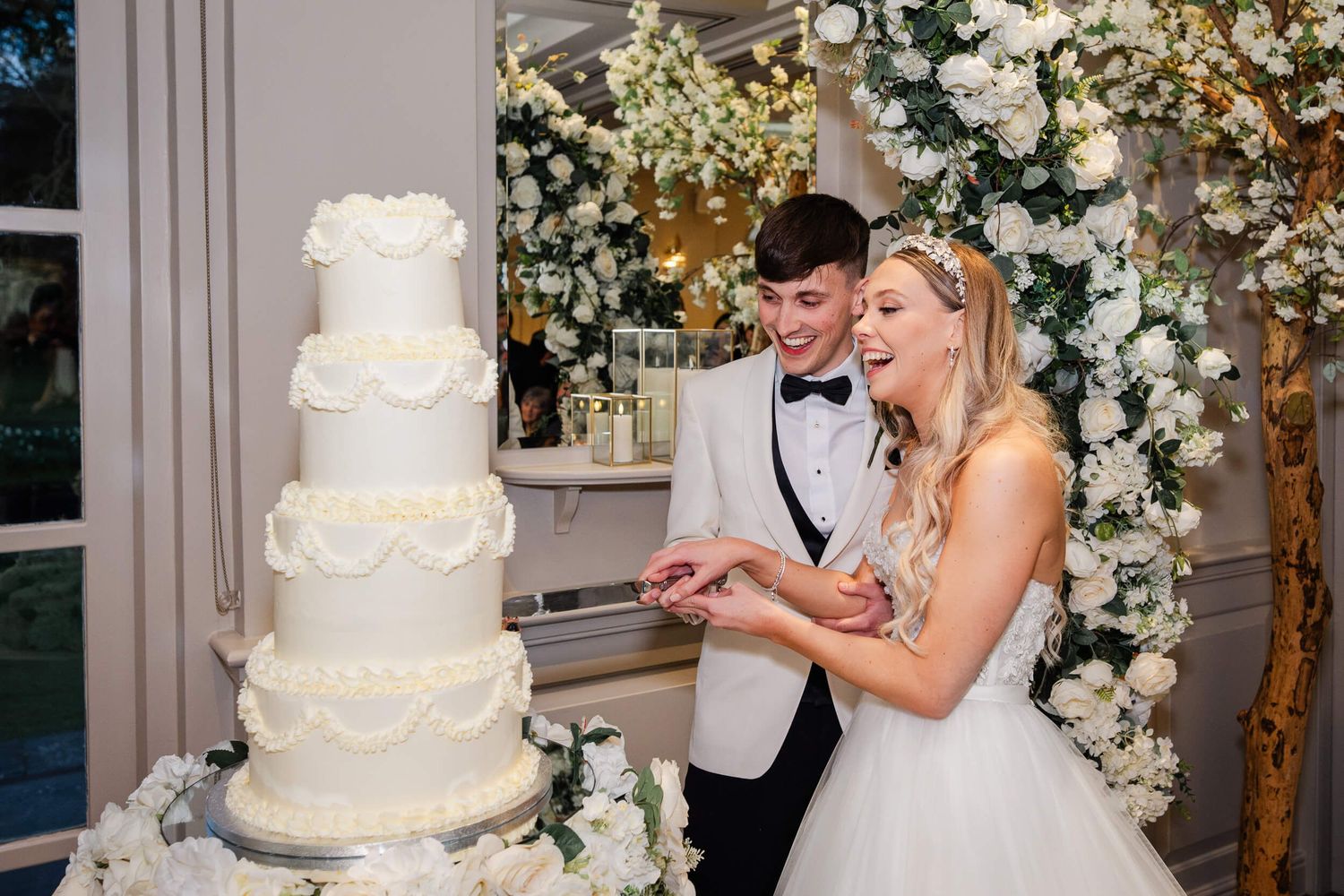cutting the wedding cake in kent