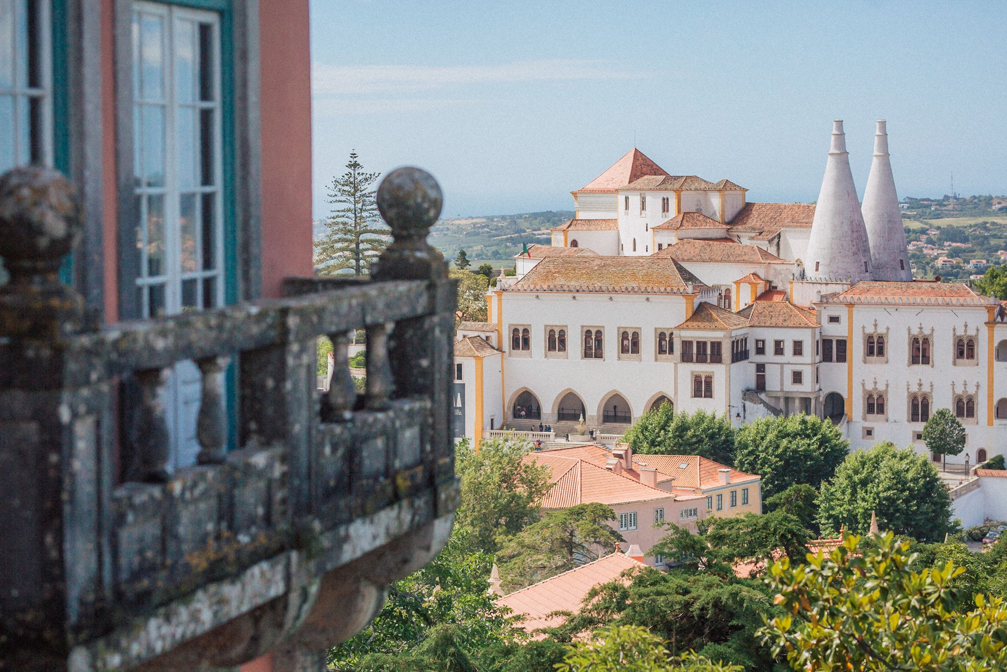 Editorial styled photo-shoot at Casa dos Penedos, a wedding venue from Penha Longa Catering. captured by a Portugal wedding photographer.