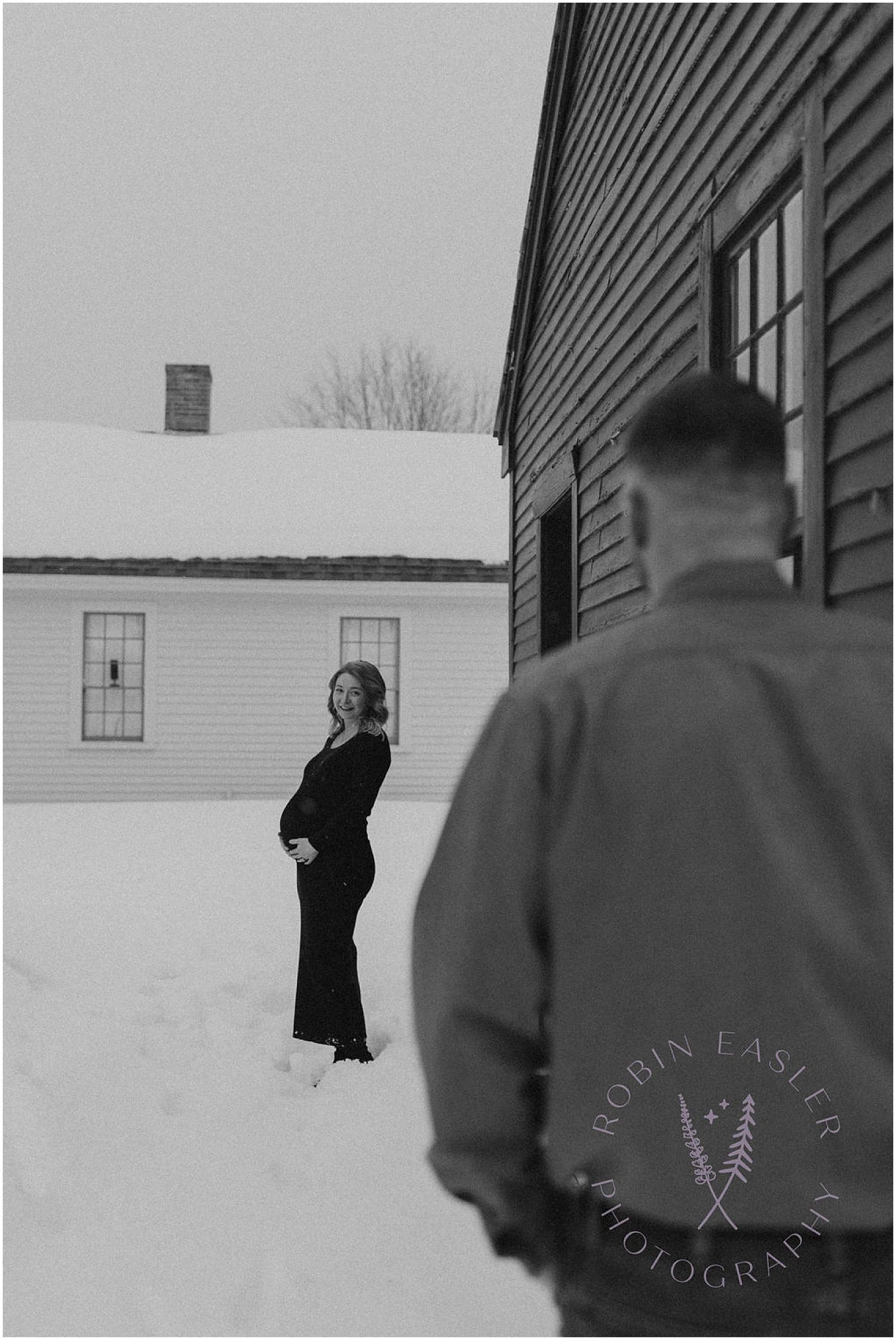 Black and white maternity photos in the winter