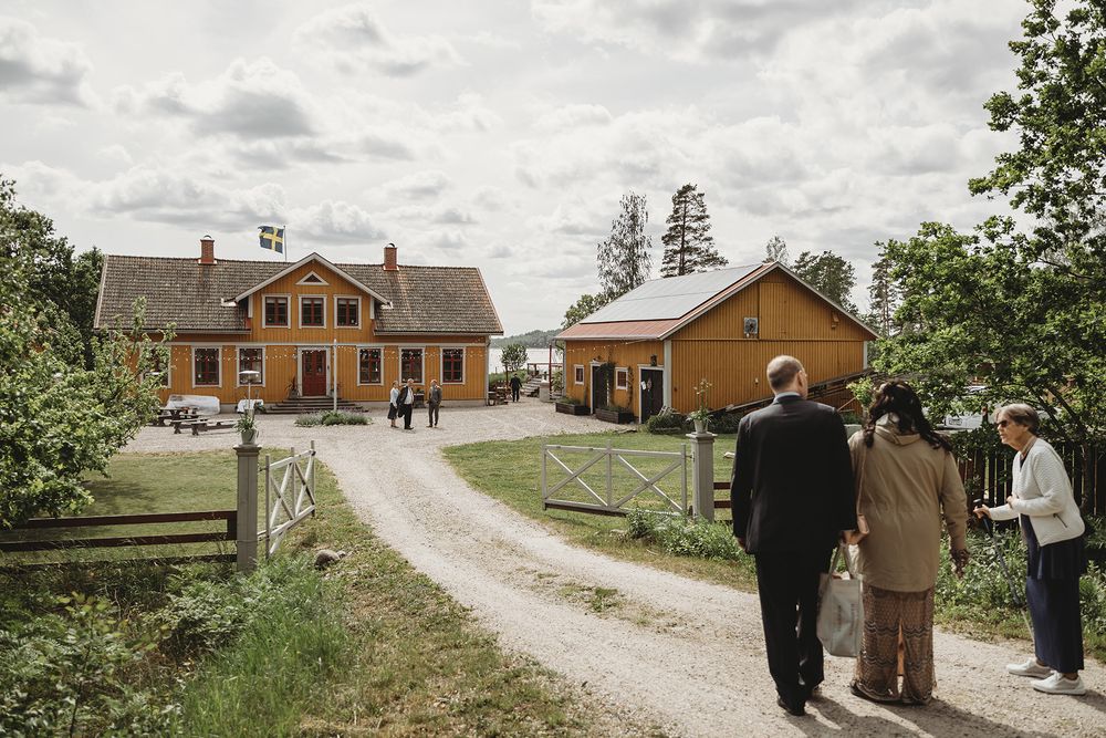 Bröllopsgäster anländer till bröllopsfest på en gård i Sörmland vackert beläget i Vrena på en kulle.