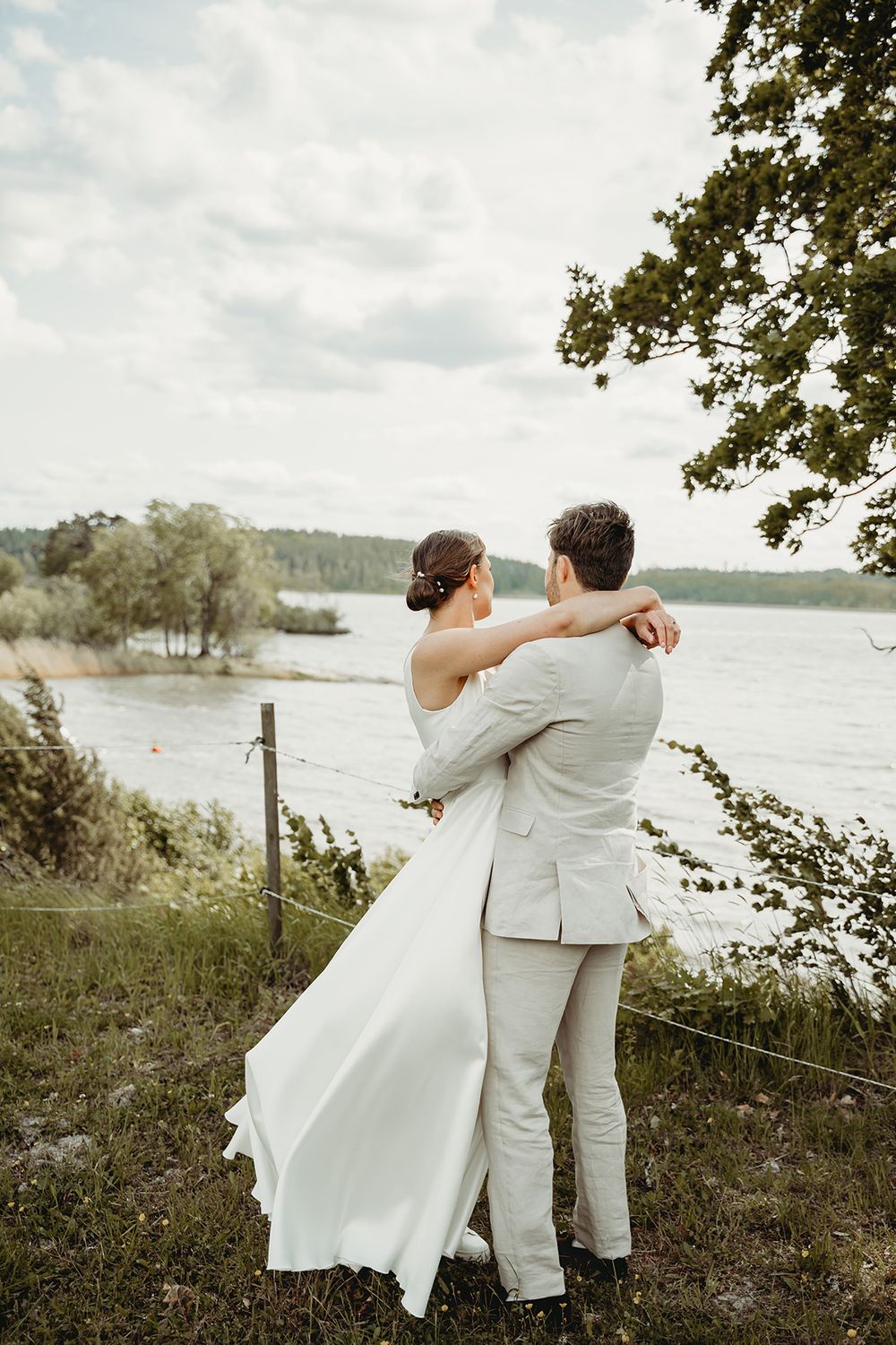 Autentisk bröllopsfotografering med ett avslappnat bröllopsporträtt av brudpar. Bröllopsfotograf i Sörmland, Lets Bloom Media.