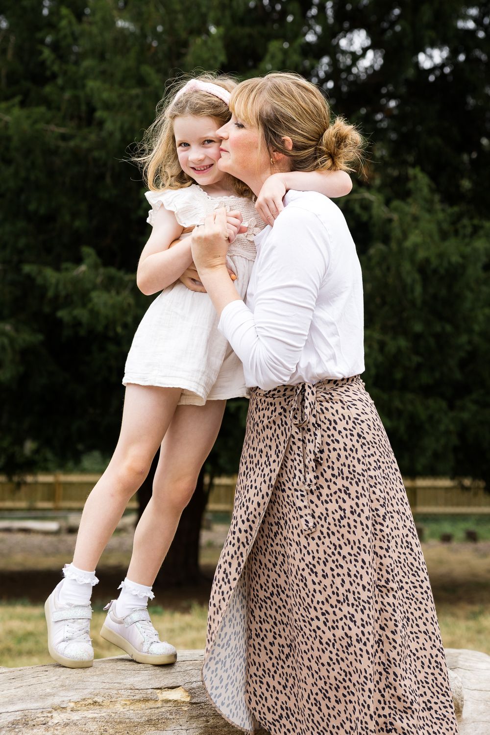 mum and daughter in wanstead park
