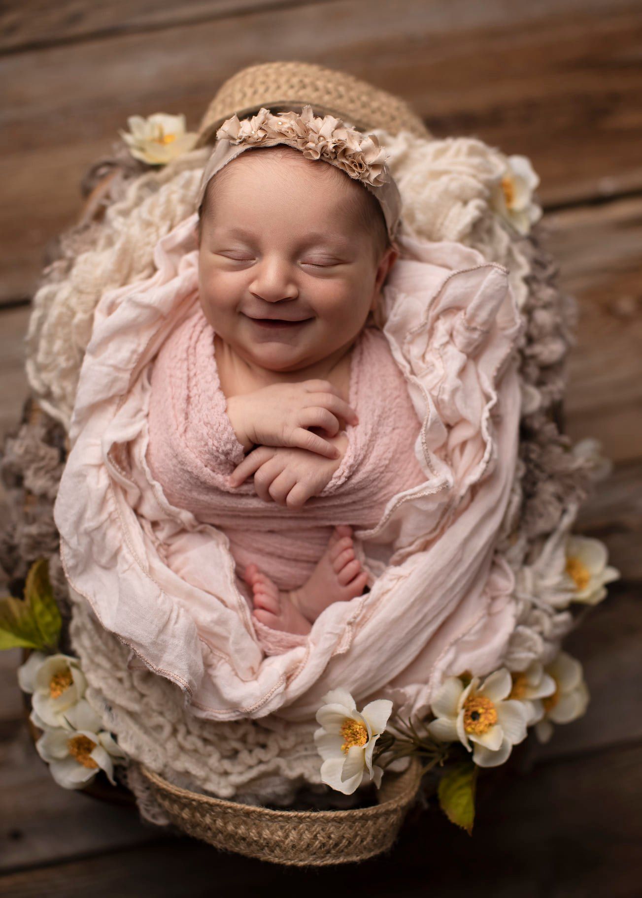 mini newborn sessions Surrey studio photography Elizabeth Lang Photography. Short baby photo shoot with minimal stress. prop pose with pink