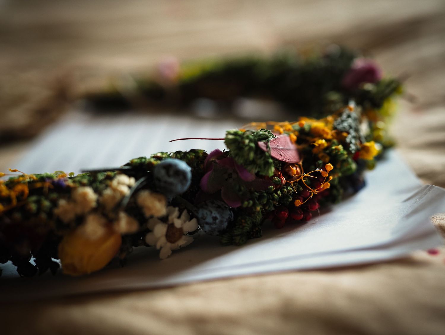 Detail photo of wedding wreath made of dry flowers captured by Copenhagen based elopement photographer Kat Deptula.