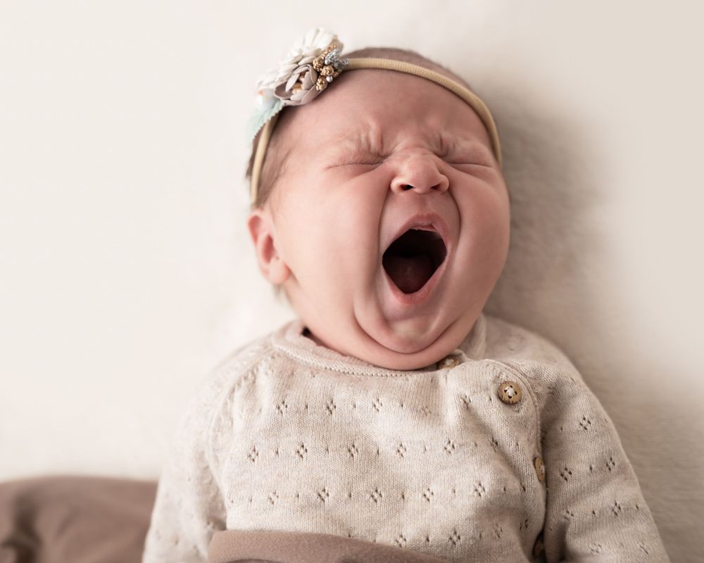 newbornshoot van een pasgeboren baby, vastgelegd in zachte warme beige tinten. in een huiselijke sfeer. gefotografeerd in beneden-leeuwen