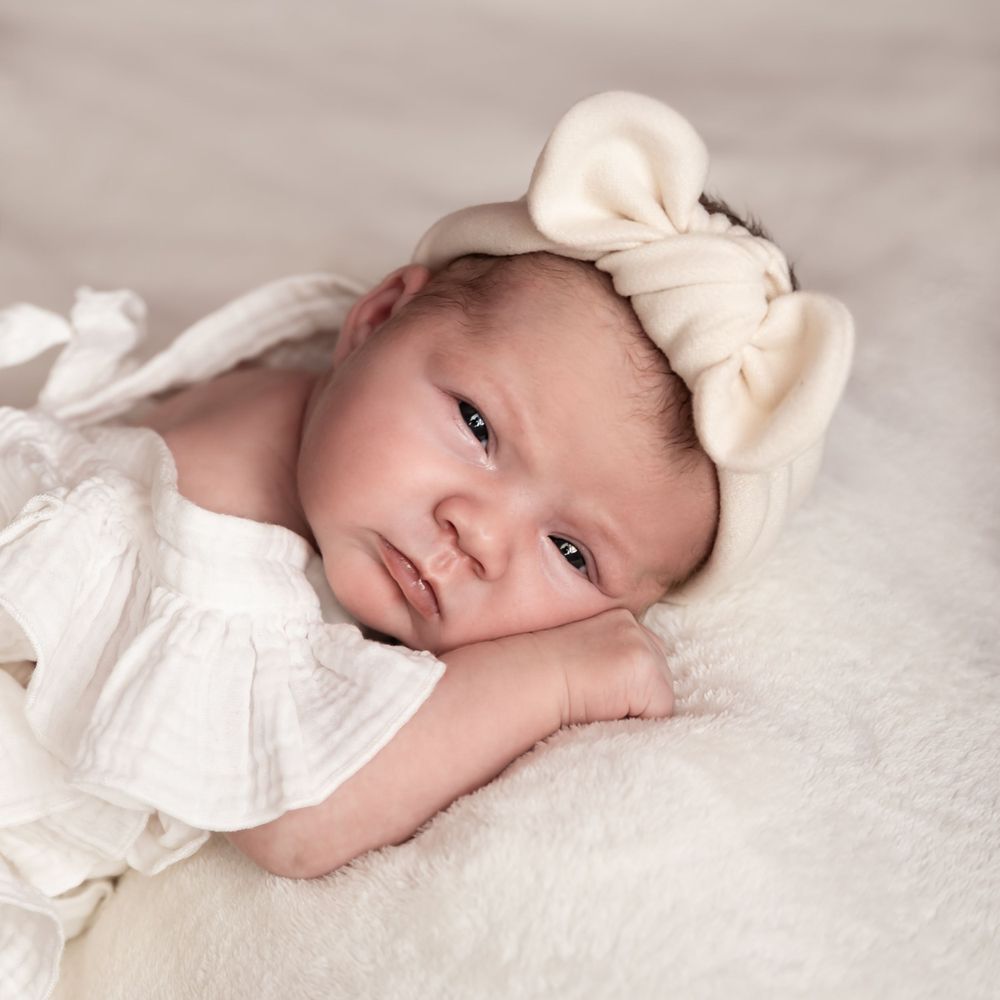 newbornshoot van een pasgeboren baby, vastgelegd in zachte warme beige tinten. in een huiselijke sfeer. gefotografeerd in beneden-leeuwen