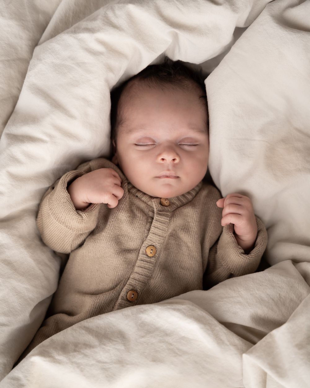 newbornshoot van een pasgeboren baby, vastgelegd in zachte warme beige tinten. in een huiselijke sfeer. gefotografeerd in beneden-leeuwen