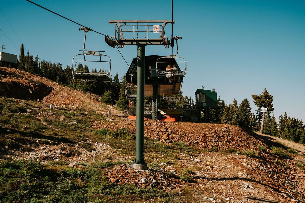 Couple photoshoot riding scenic chairlift Mt Washington to mountains. Photography by Photographer Soulfull Photographs
