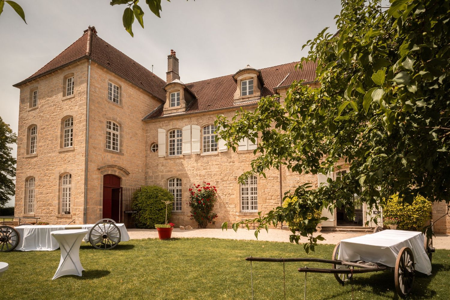 Vue du Château de Montmartin à Huanne-Montmartin, cadre élégant et naturel pour un mariage champêtre en Bourgogne.