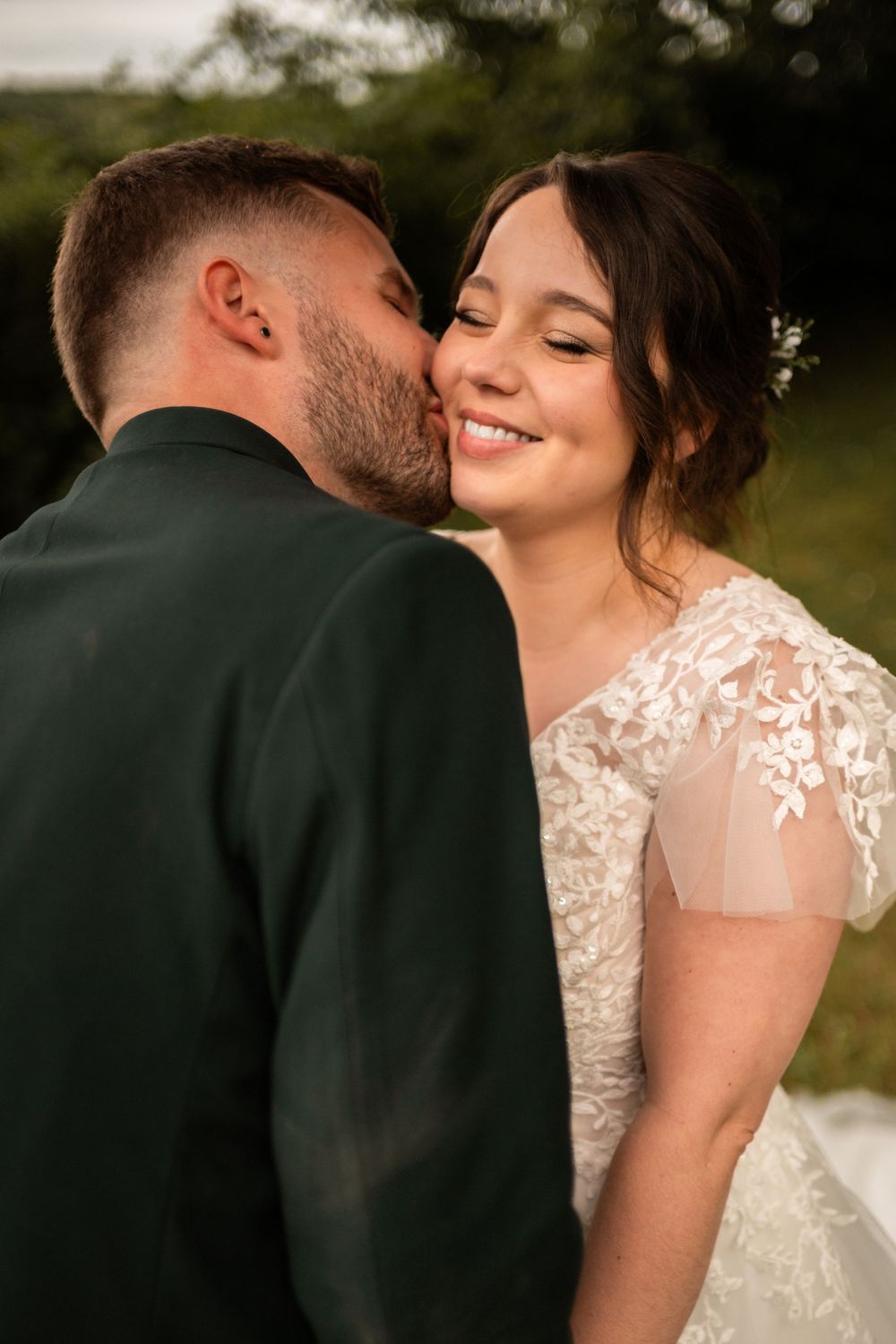 Portrait naturel du couple dans une lumière douce sous ciel couvert.