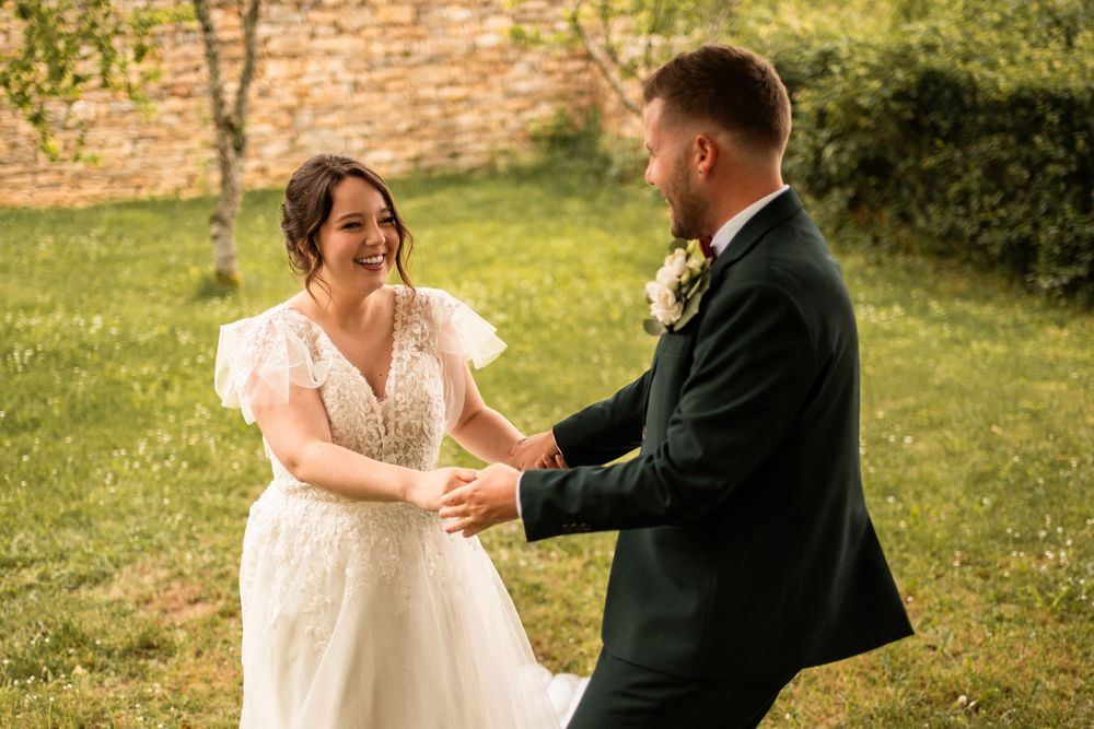 Laurène et Baptiste marchant main dans la main dans le parc du château.