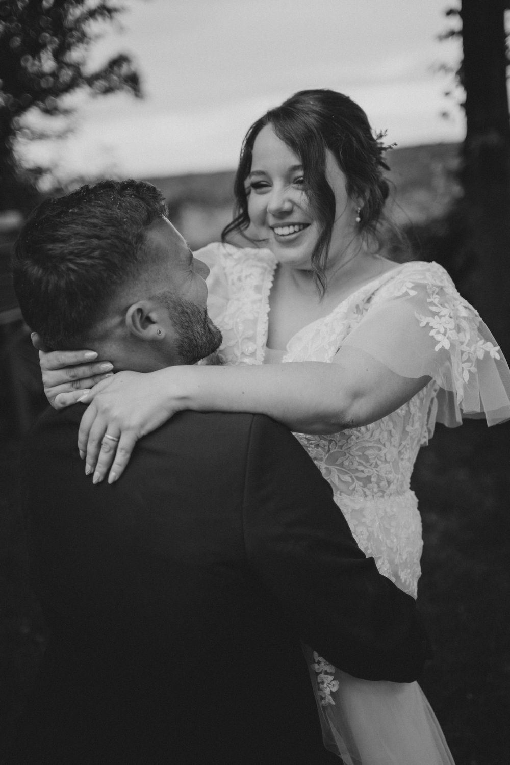 Moment de tendresse entre les mariés, enlacés dans un décor naturel en Bourgogne.
