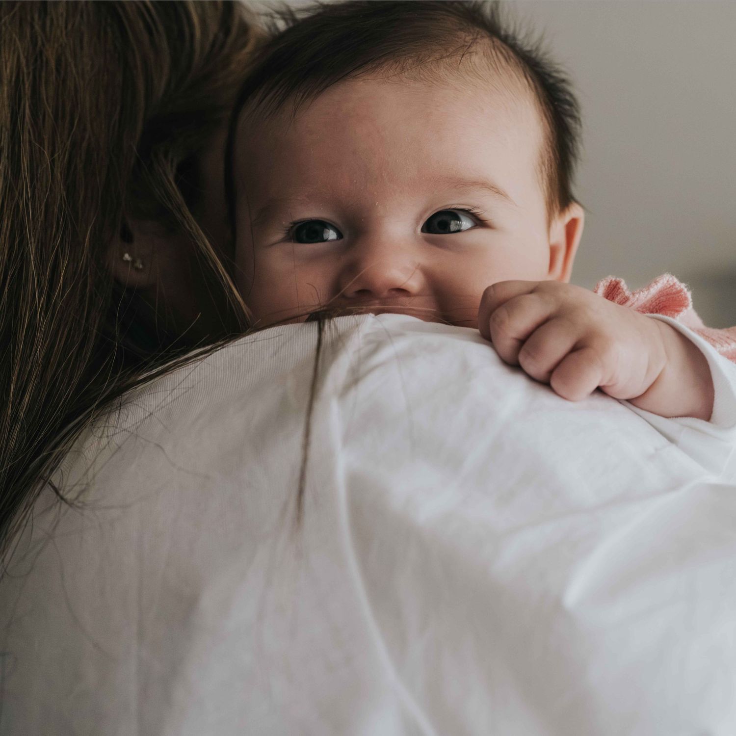 fotografía de bebés en madrid abrazando a su madre con cariño