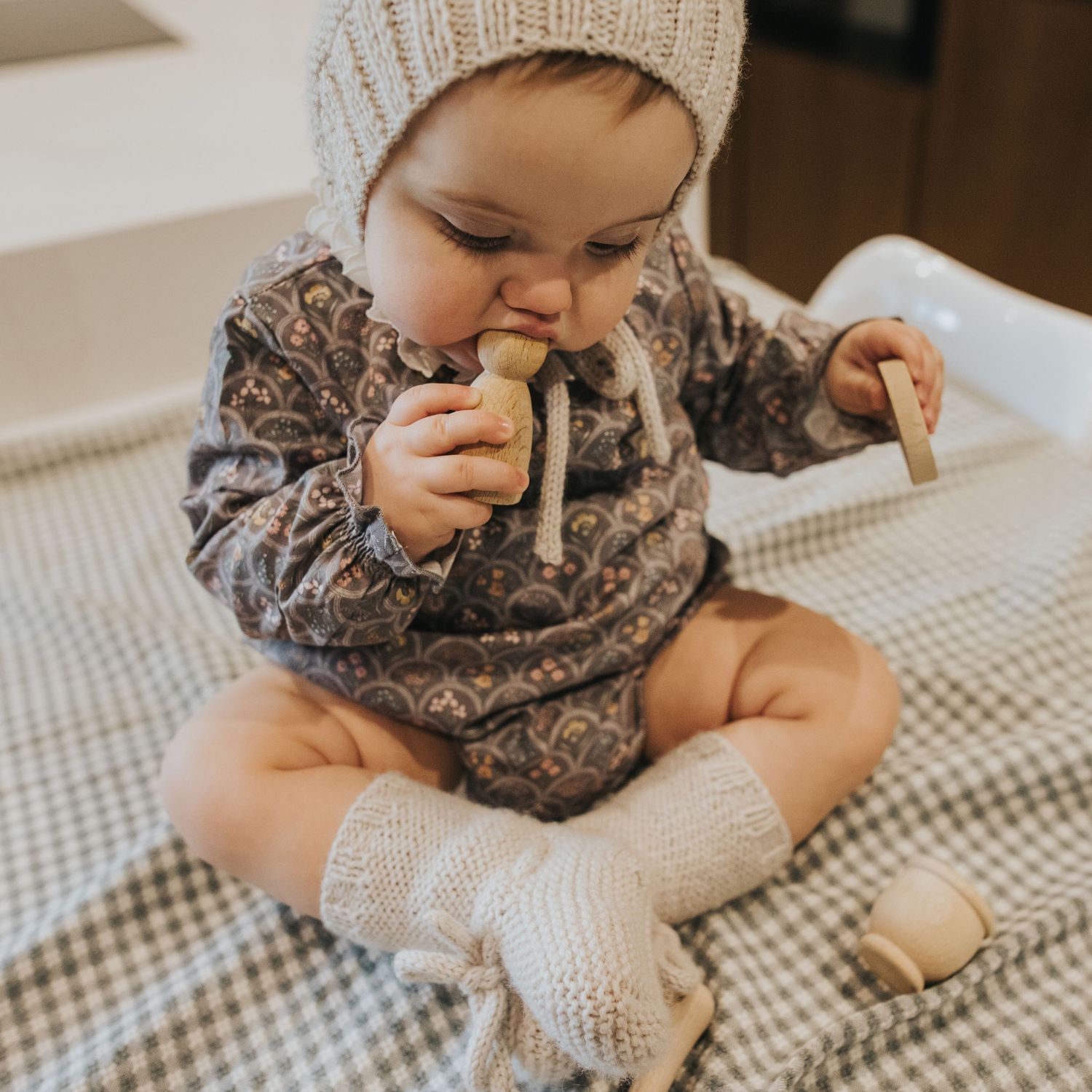 fotografía de un bebé comiendo en su cuna