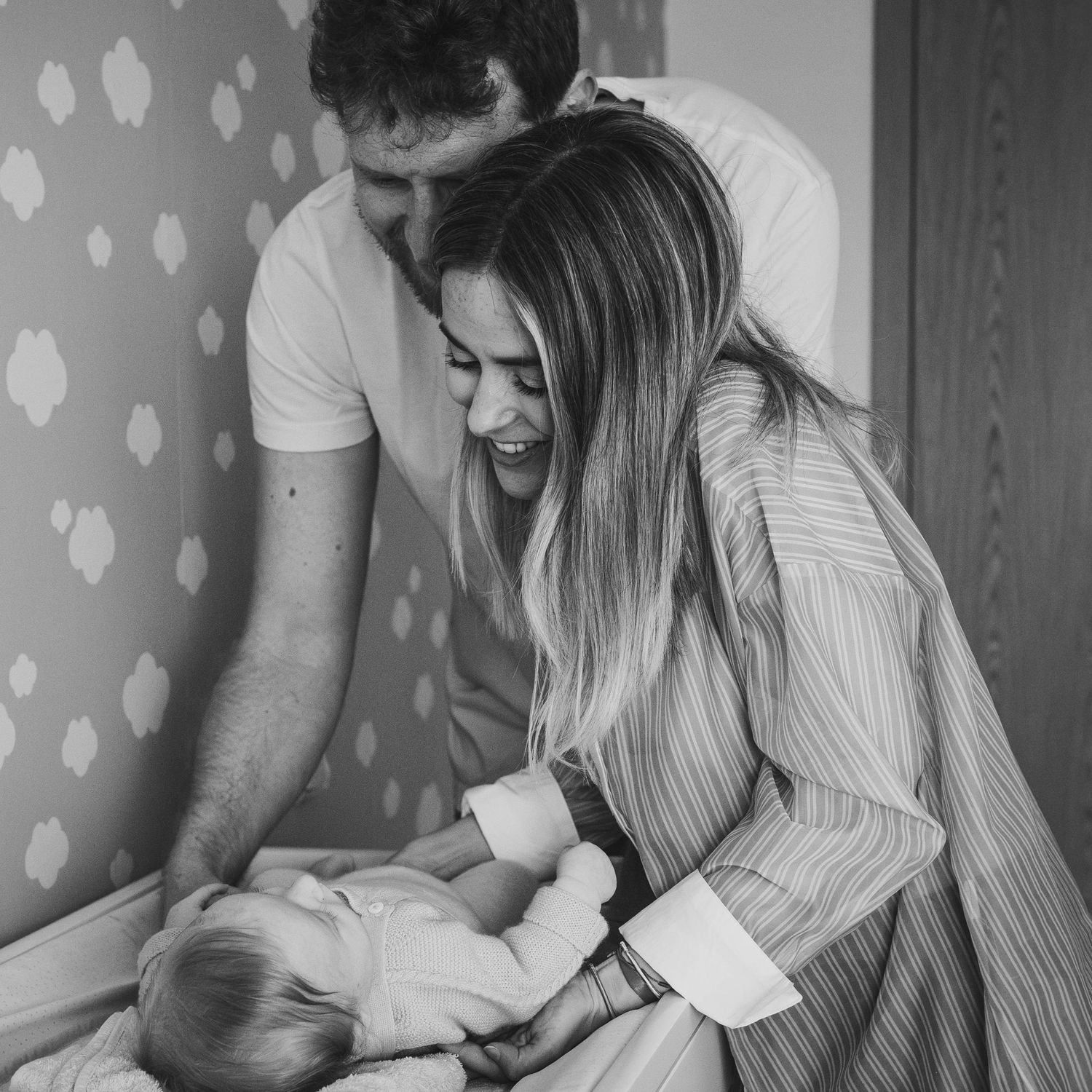 sesión de fotos para bebés y parejas a modo familiar en blanco y negro