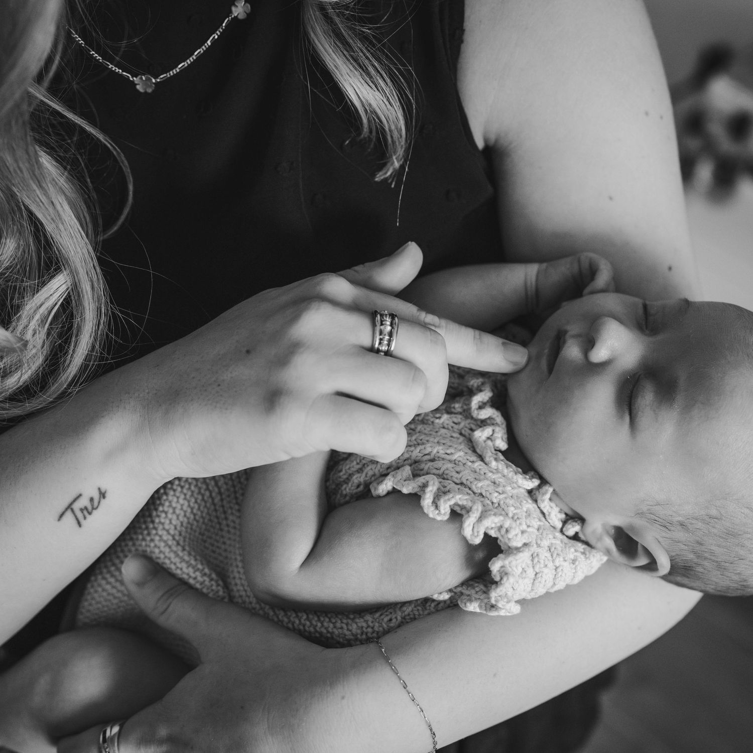 fotografía de bebé recien nacido en blanco y negro con su mama en brazos