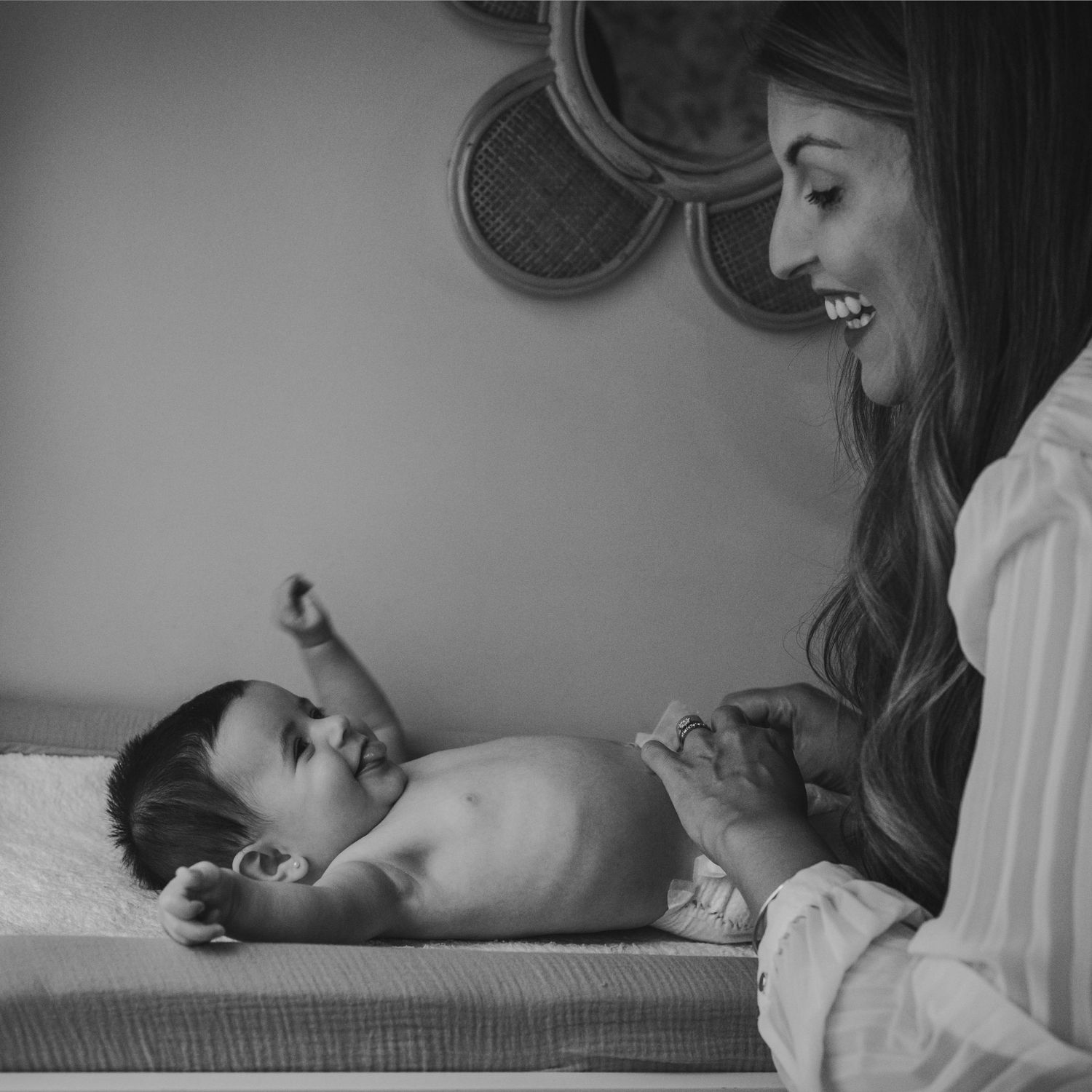 fotografía de bebé recien nacido con su mamá haciendole cosquillas
