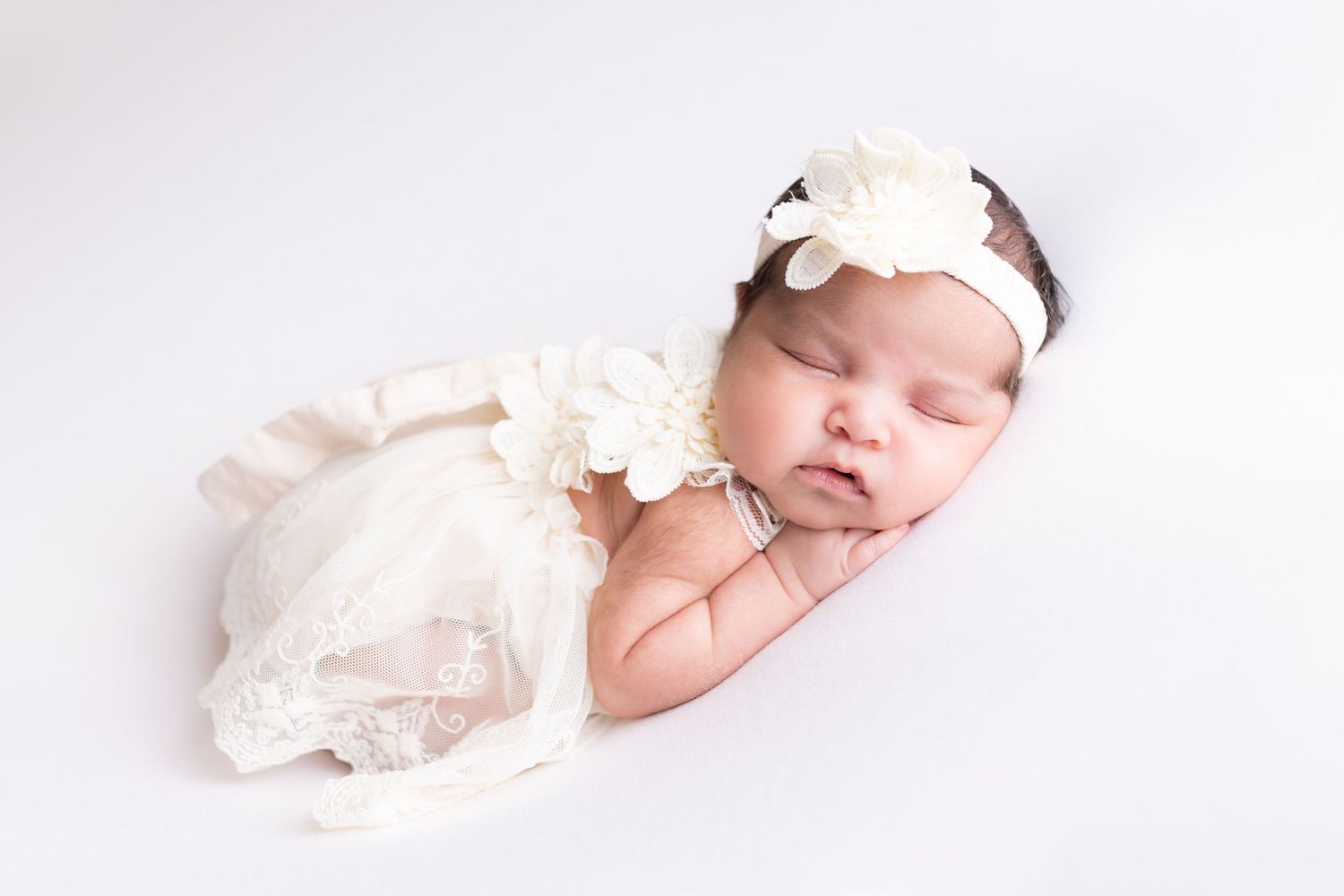 newborn photographer near me in swansboro nc and jacksonville. studio newborn photography for families.