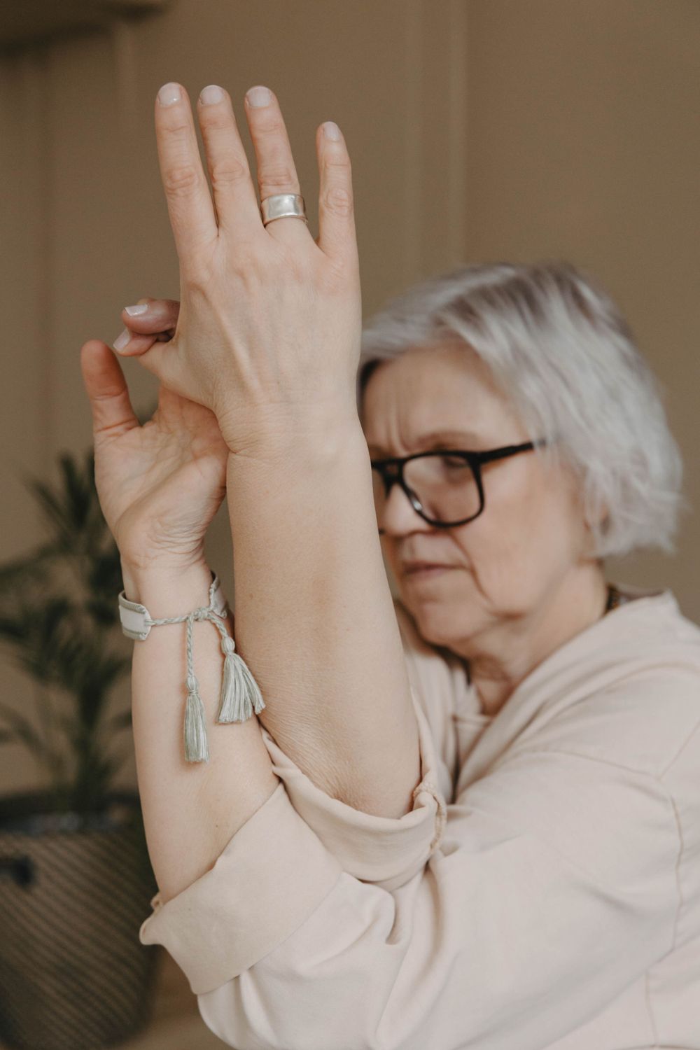 kvinna visar yogaposition