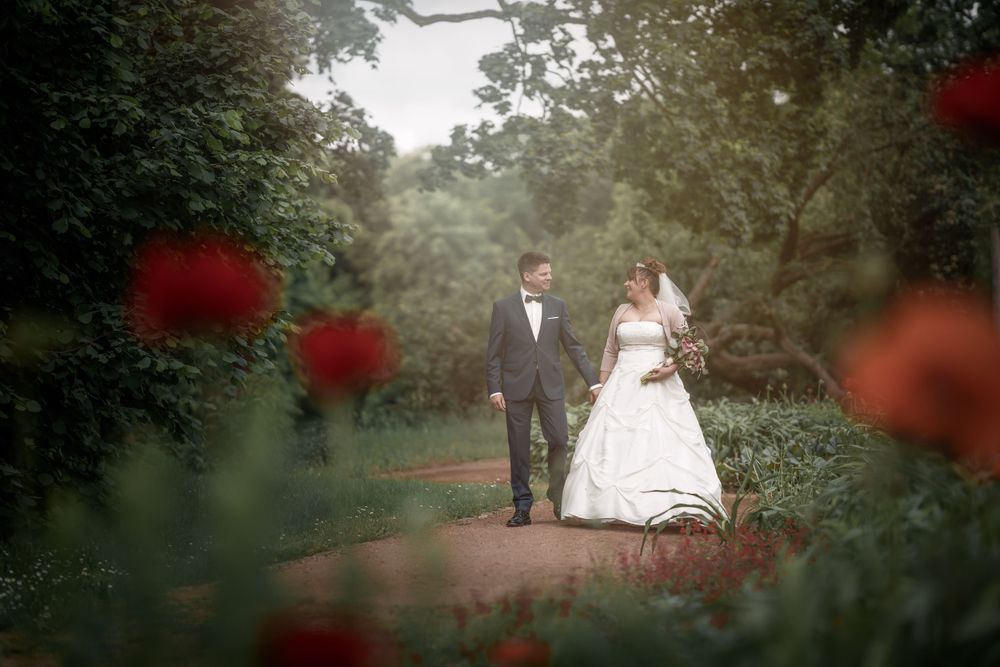 Romantische Brautpaar-Fotos nach der standesamtlichen Hochzeit in Treptow-Köpenick, Berlin