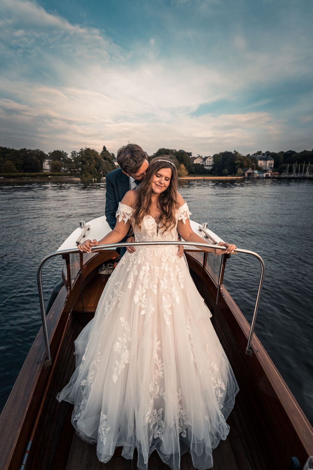 Hochzeitsfotograf Berlin Villa Blumenfisch Hochzeitsfotos Brautpaar am Boote auf dem Wannsee.