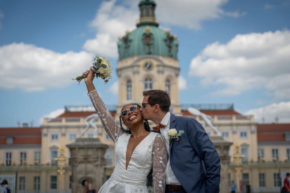 Brautpaar Fotos nach der standesamtlichen Trauung in Schloss Charlottenburg villa Kogge