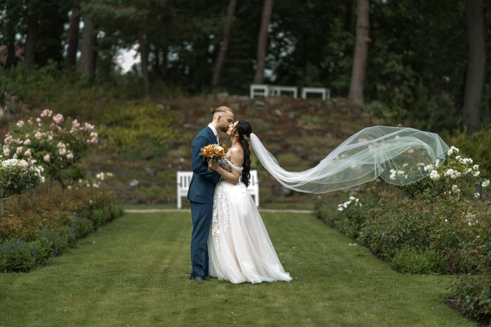 Authentische Hochzeit Hochzeitsfoto Brautpaar Schleier