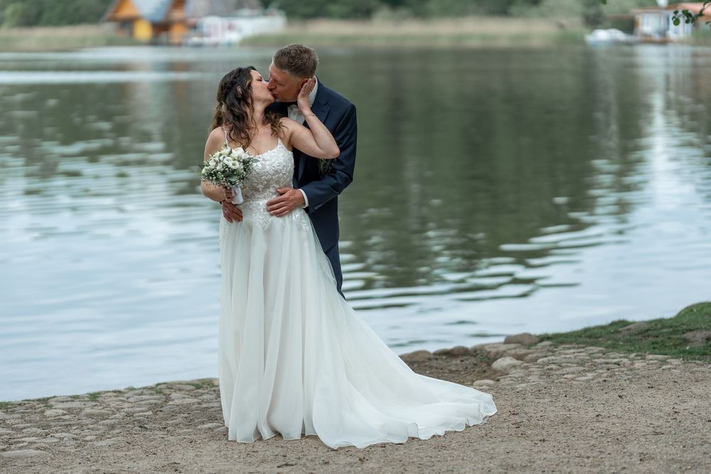 Brautpaar posiert beim Schloss Mirow für Hochzeitsfotos