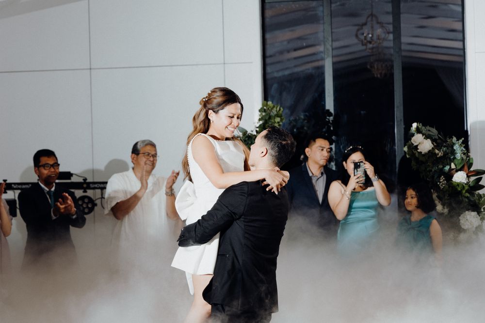 Couple dancing amid fog on the dance floor captured by Apertured Media Auckland Wedding Photographer.