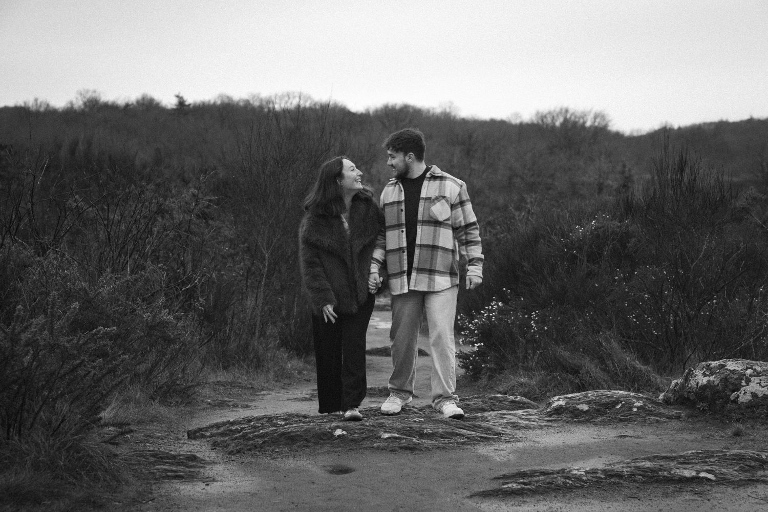 Séance photo couple falaise de Boel Clélia Voisin Photographe Chateaugiron