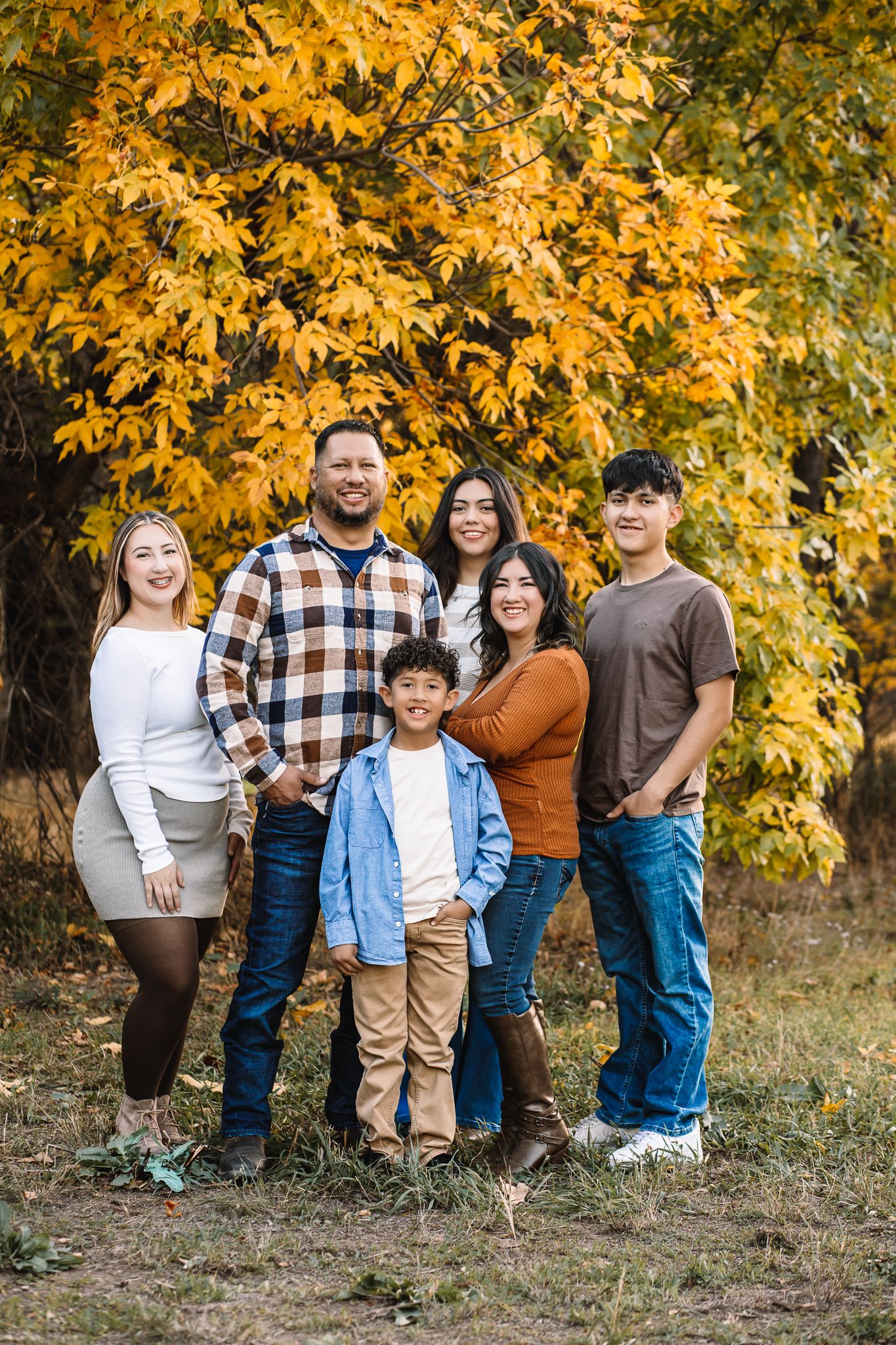 liz rivas colorado photographer took this picture of a family of 6 during fall time in evand colorado