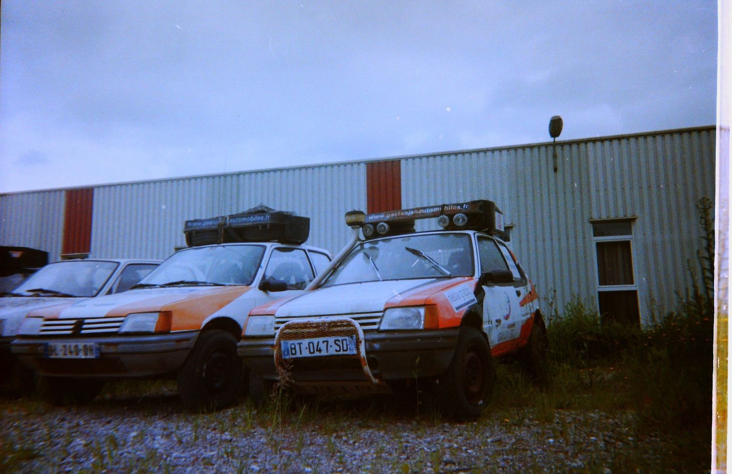 Photo argentique de voiture réalisé au Lycée Frédéric Ozanam, à Cesson-Sévigné lors d'un atelier photo avec Clélia Voisin
