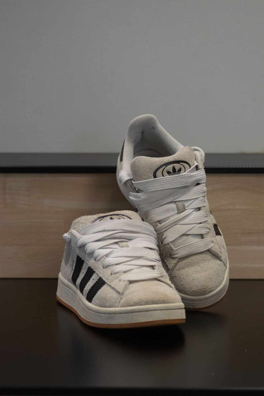 Chaussures blanches d'un élève du Lycée Frédéric Ozanam à Cesson-Sévigné