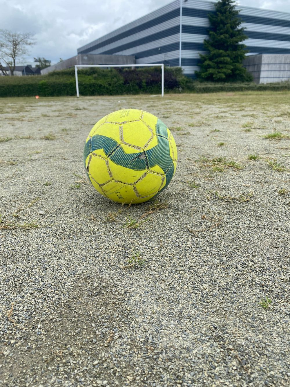 Un ballon de foot jaune que le terrain du Lycée Frédéric Ozanam à Cesson-Sévigné
