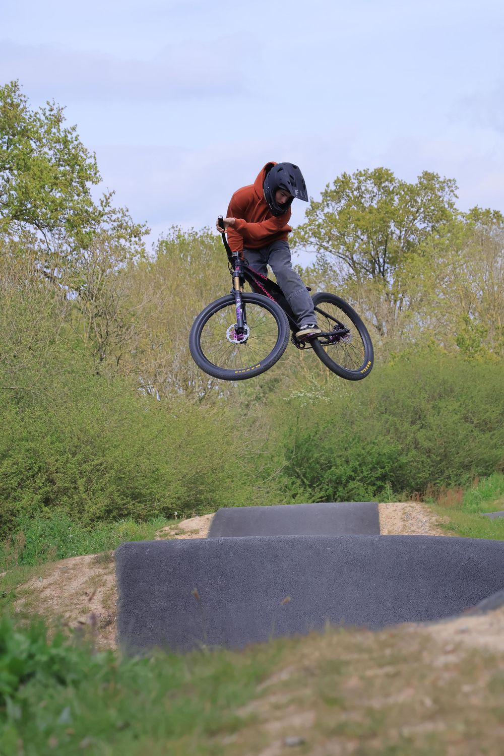 Un saut d'un cycliste, photo réalisé avec les jeunes du Lycée Frédéric Ozanam
