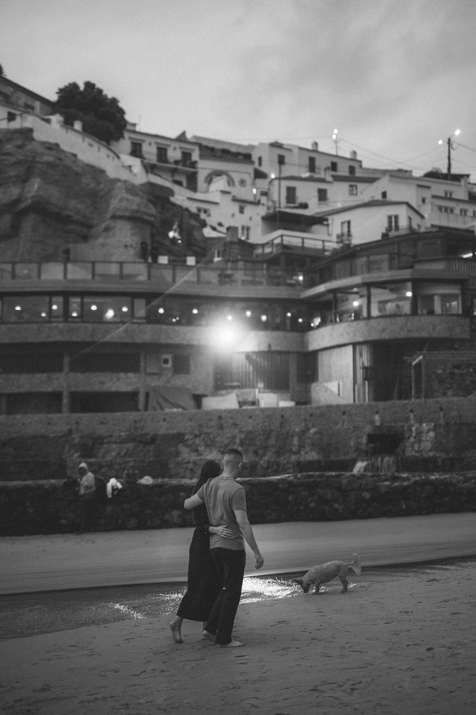 Natural and intimate pregnancy session at azenhas do Mar, portugal, capturing the beauty of a couple expecting their first child