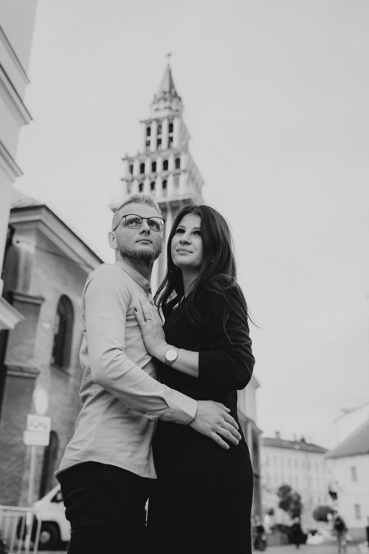 Sesja narzeczeńska w Bielsku Białej - czarno białe zdjęcie zakochanych