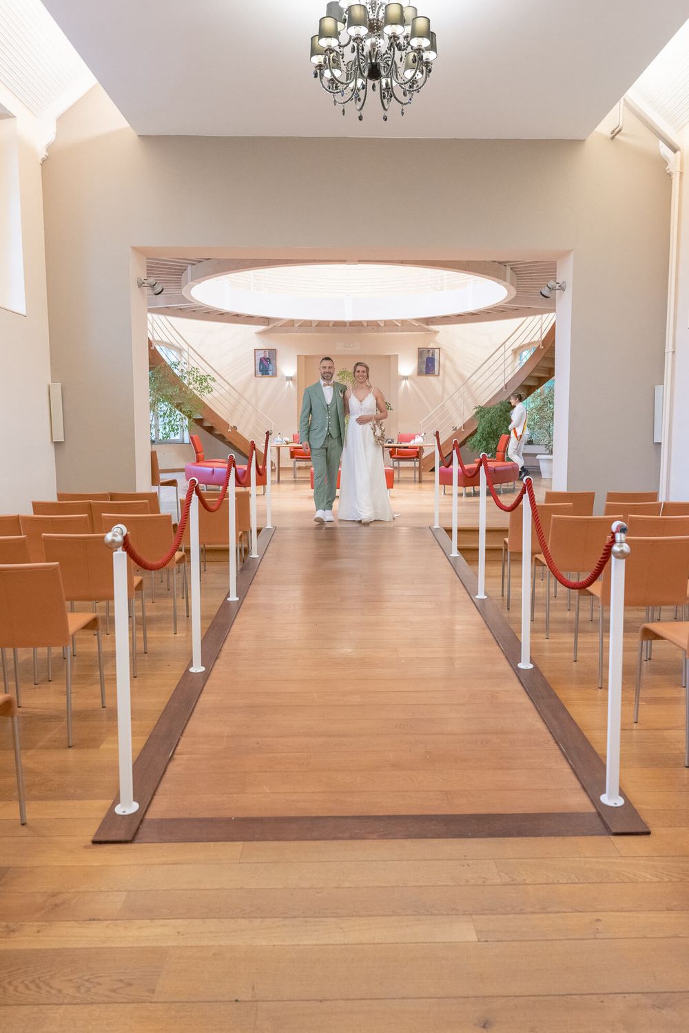 un couple de mariés devant l officier d'état civil de la maison communale de namur