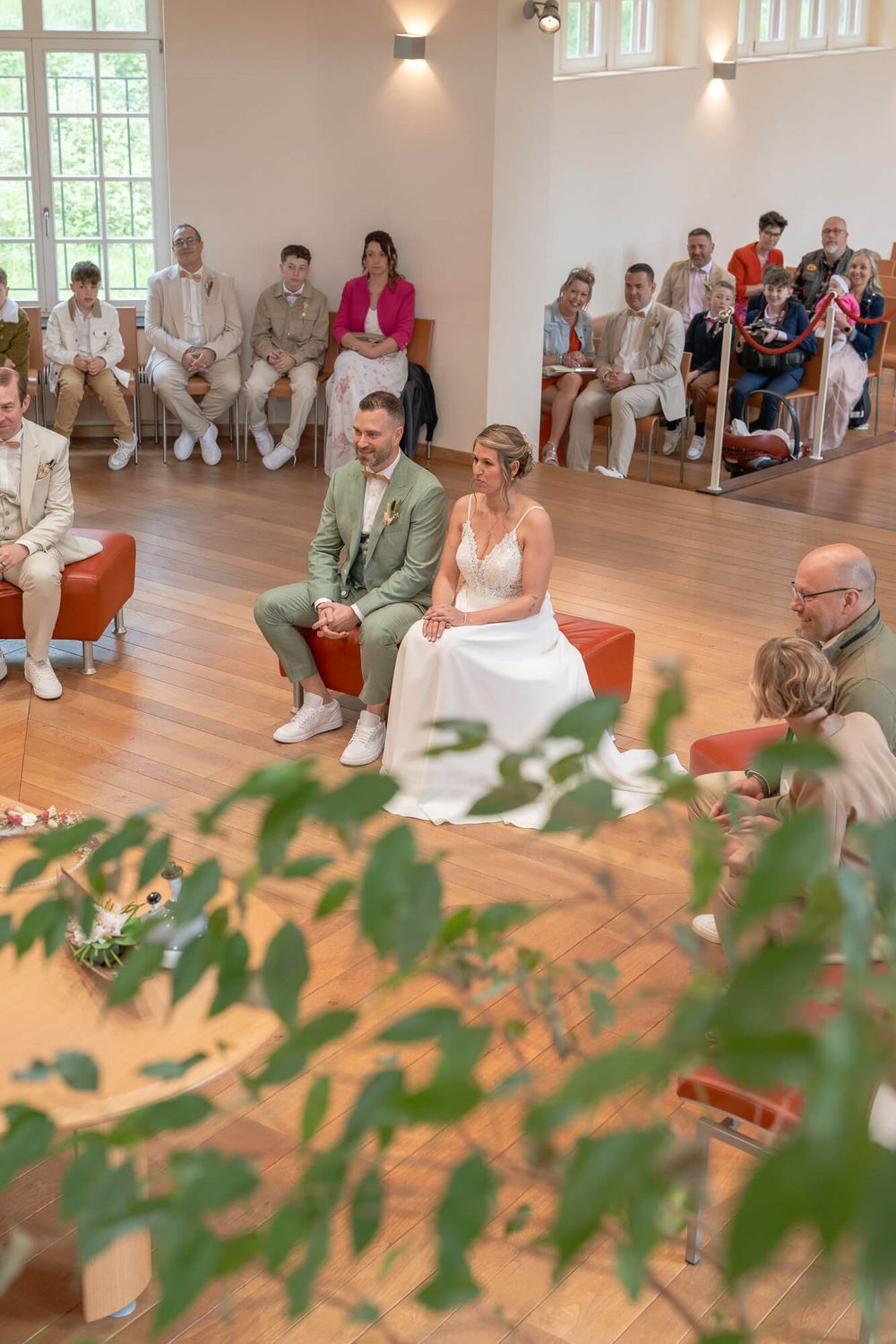 un couple de mariés devant l officier d'état civil de la maison communale de namur