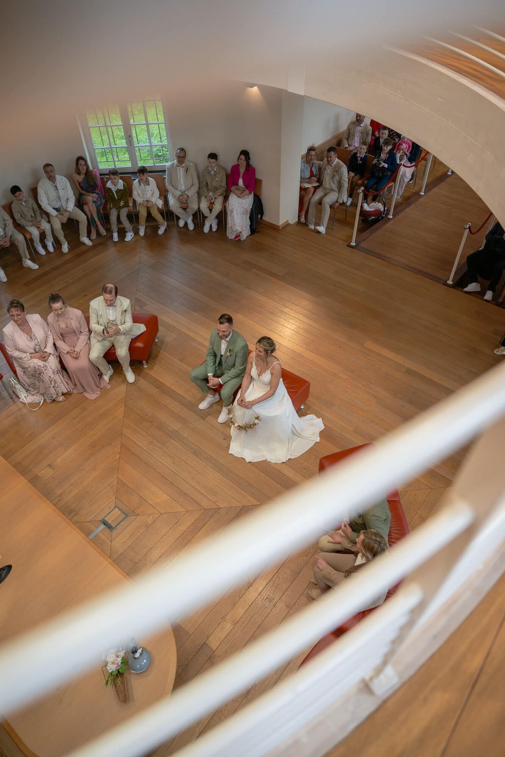 un couple de mariés devant l officier d'état civil de la maison communale de namur
