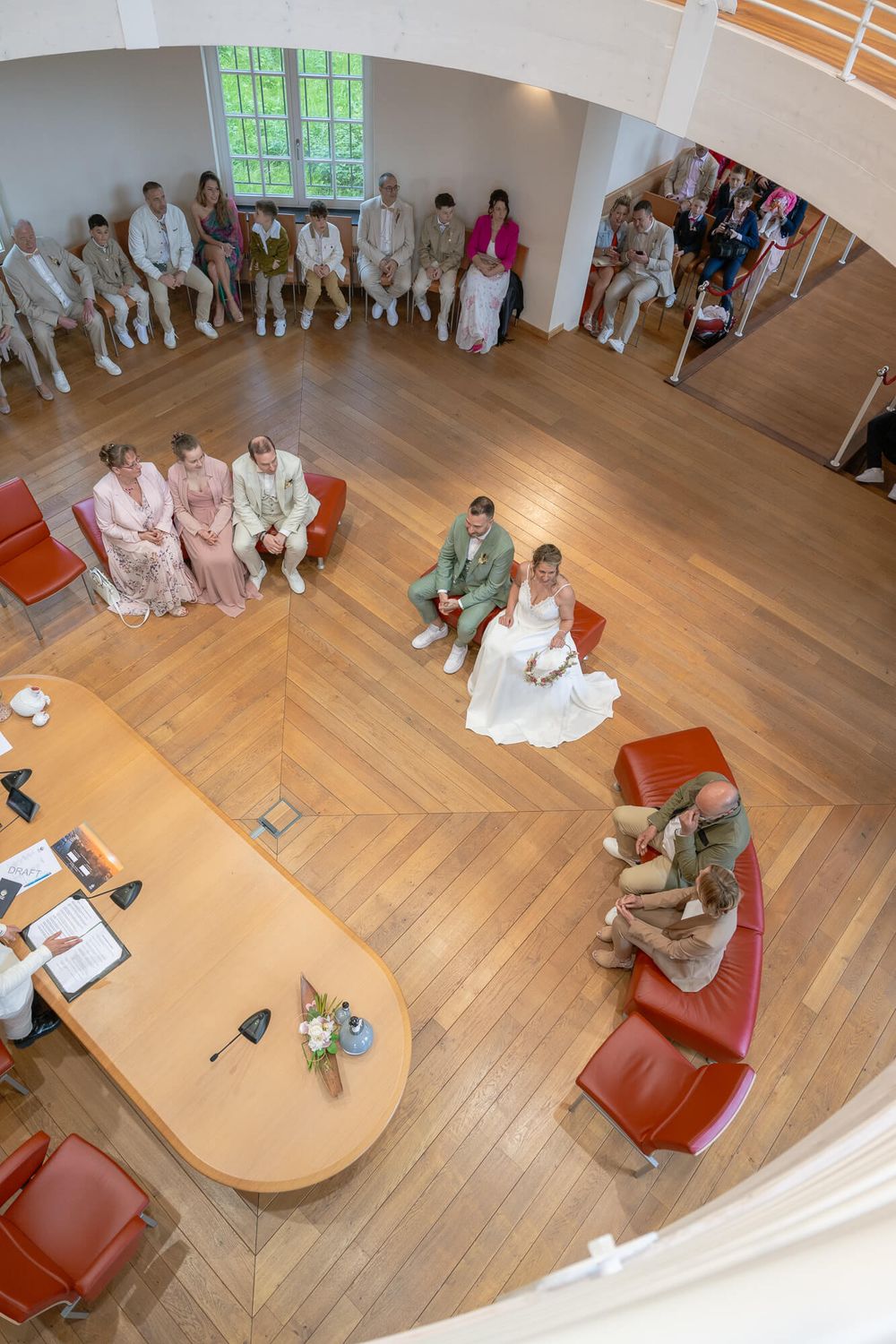 un couple de mariés devant l officier d'état civil de la maison communale de namur