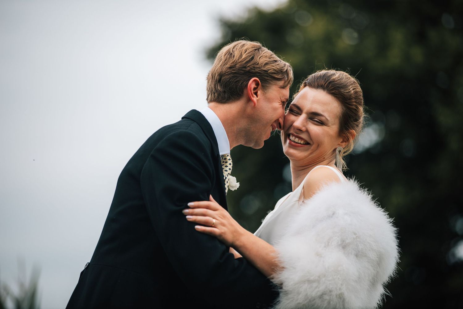 bruidspaar op gemak fotoshoot echte emoties trouwfotograaf verliefd